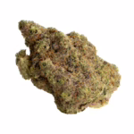 Zbliżenie na suszony kwiat marihuany odmiany Mac 1, o zwartej i gęstej strukturze, w odcieniach zieleni z fioletowymi akcentami oraz bursztynowymi włoskami. Powierzchnia pokryta grubą warstwą lśniących trichomów, świadczących o wysokiej jakości i mocy.